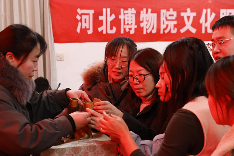 河北唐县：讲述精品文物 传播中华文化_fororder_唐县第二中学教师组装长信宫灯（朱金龙摄）