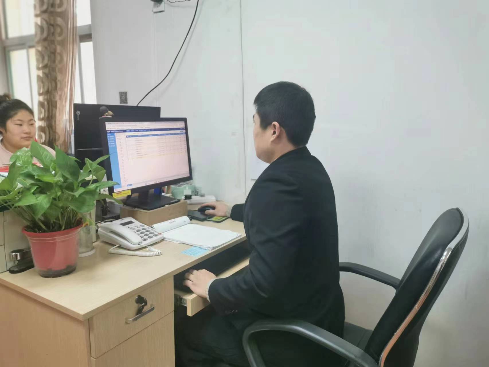 保定市满城区：大力推进“冀时办”为美好生活加速度_fororder_满城区行政审批局工作人员操作“冀时办” 摄影 耿倩倩