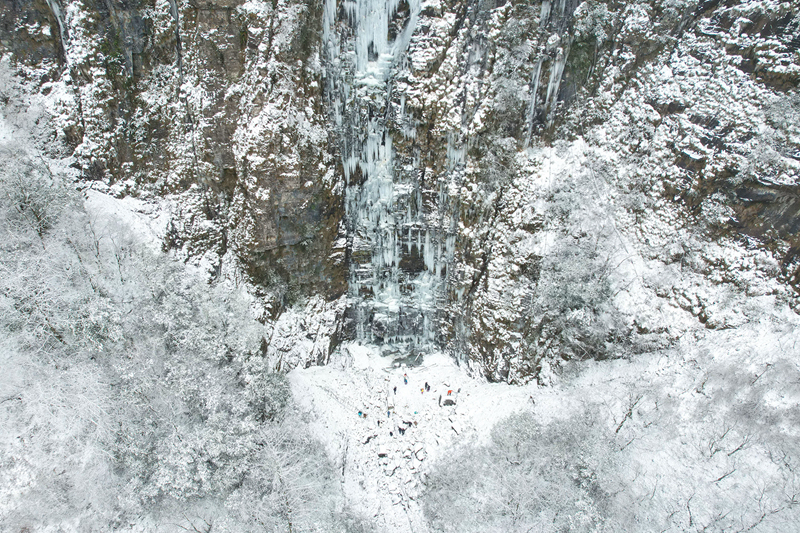 百里杜鹃：九龙山冰瀑美如画 引来游客翩翩起舞