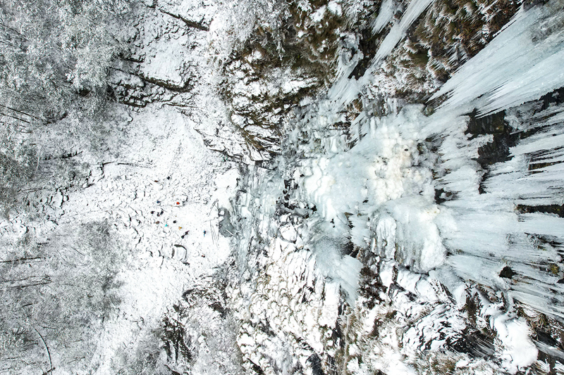 百里杜鹃：九龙山冰瀑美如画 引来游客翩翩起舞