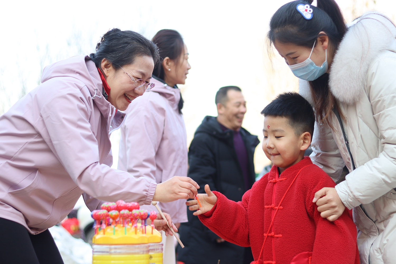 图片默认标题_fororder_园长给幼儿分发小礼品 摄影 石前