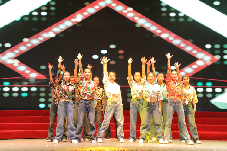 图片默认标题_fororder_图为涞水县职教中心学生舞蹈表演。（徐梓钰 摄）