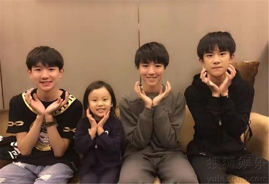 甜馨再跟男神同框不害羞了 這次她笑得像朵花