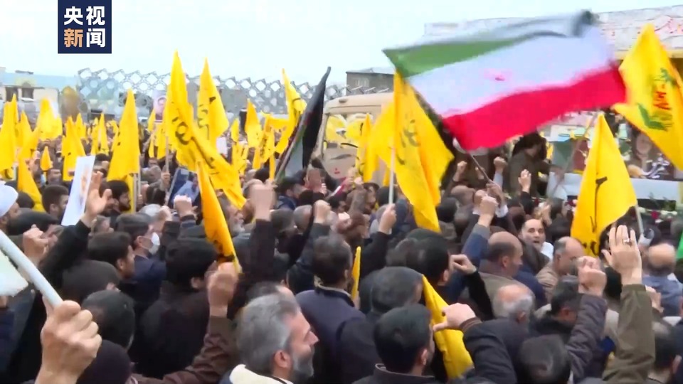 伊朗为已故高级顾问穆萨维举行葬礼 现场民众呼吁向以色列报复