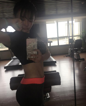 邹市明娇妻冉莹颖晒健身照好身材一览无遗
