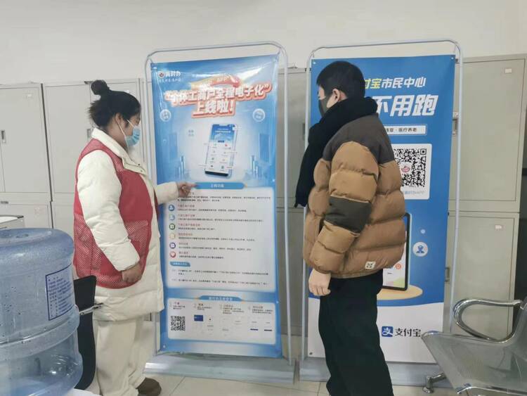 保定市满城区：大力推进“冀时办”为美好生活加速度_fororder_工作人员介绍“冀时办” 摄影 耿倩倩