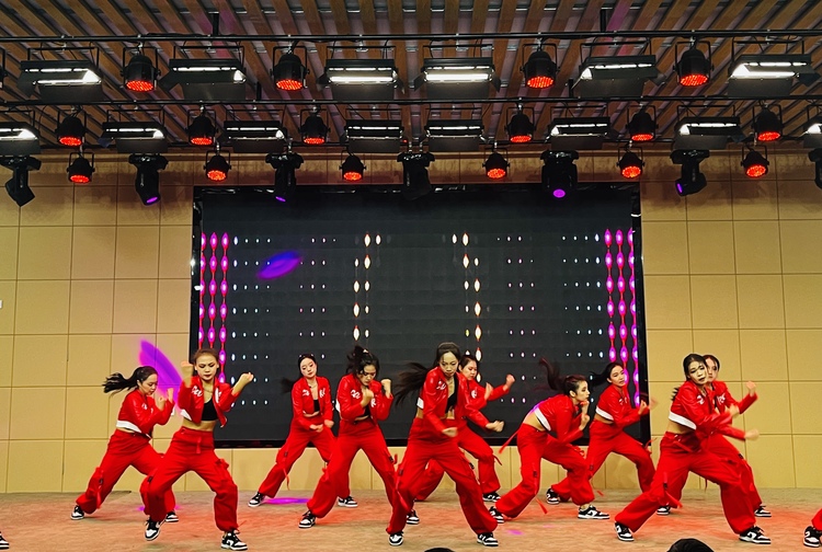 图片默认标题_fororder_图为涞水县实验中学学生表演街舞。（李金璐 摄）