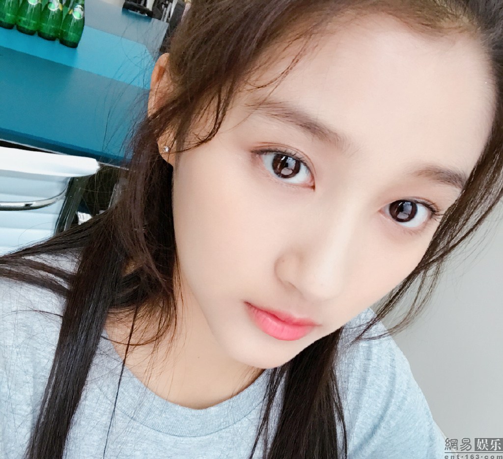 关晓彤晒美照马甲线抢镜