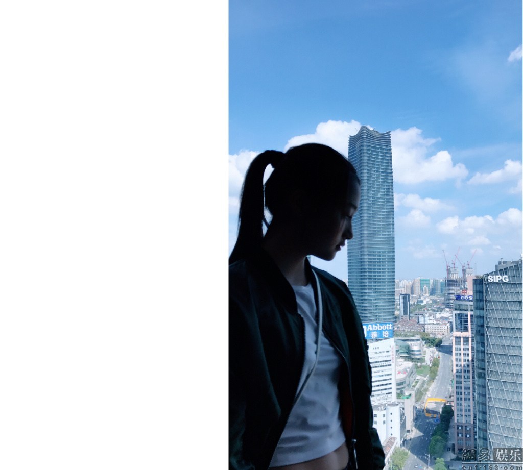 关晓彤晒美照马甲线抢镜