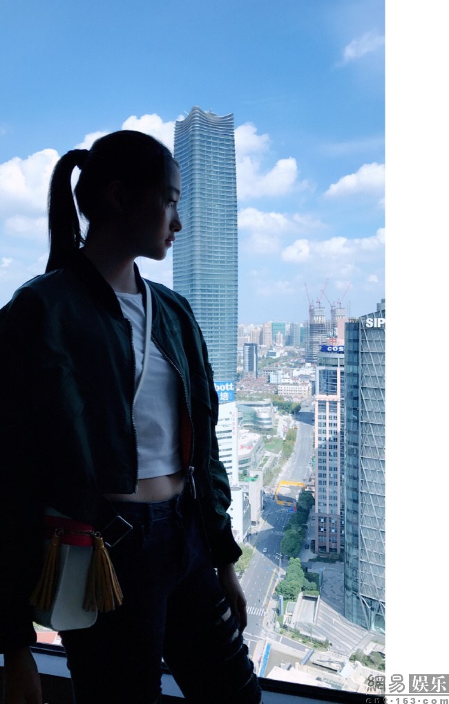 关晓彤晒美照马甲线抢镜