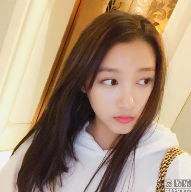 关晓彤晒美照马甲线抢镜