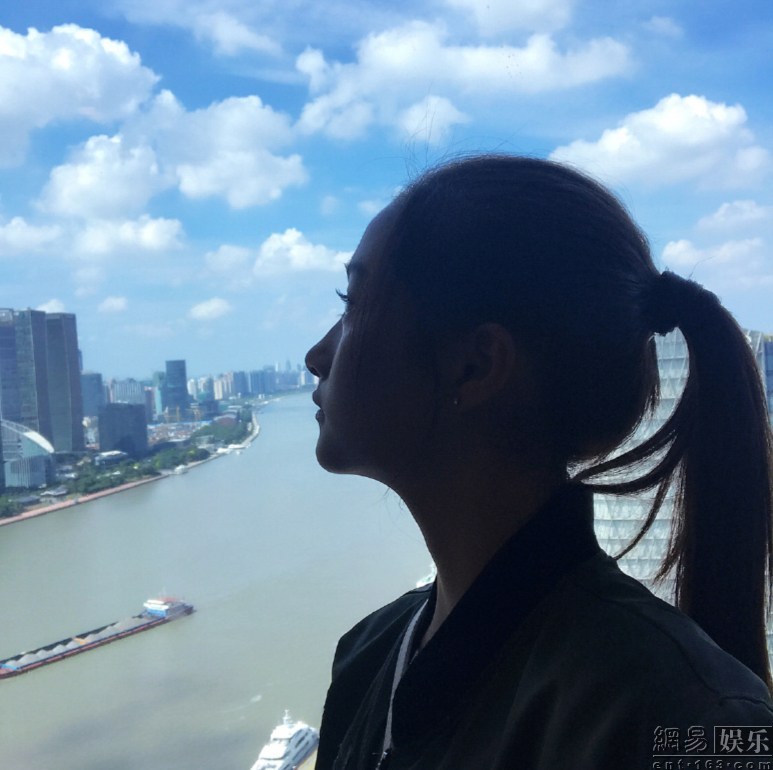 关晓彤晒美照马甲线抢镜
