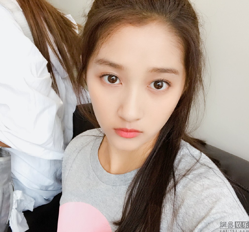 关晓彤晒美照马甲线抢镜