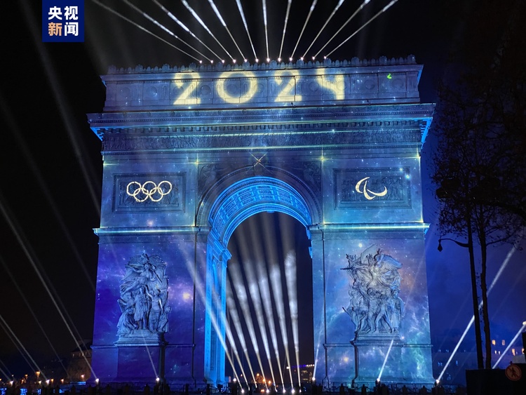 法国巴黎举行跨年庆祝活动 民众聚集香榭丽舍大街迎新年