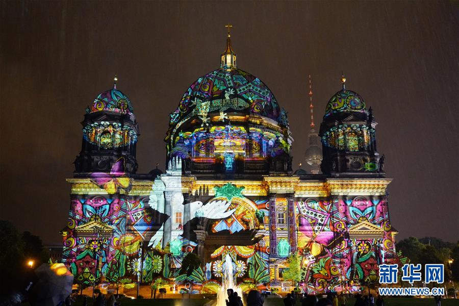 柏林举行灯光秀活动庆祝德国统一26周年