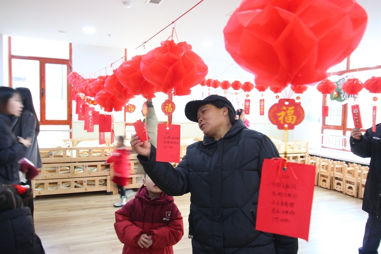 图片默认标题_fororder_猜灯谜环节 摄影 石前