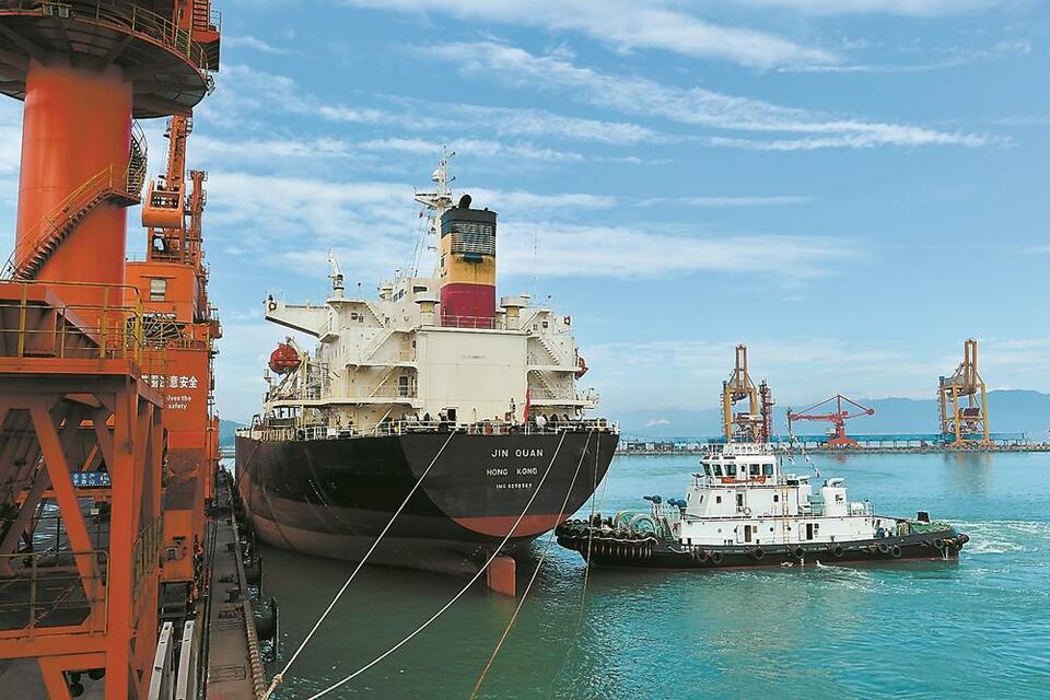 中国香港籍"金泉"轮(如图)缓缓驶离泉州市泉港区沙格码头