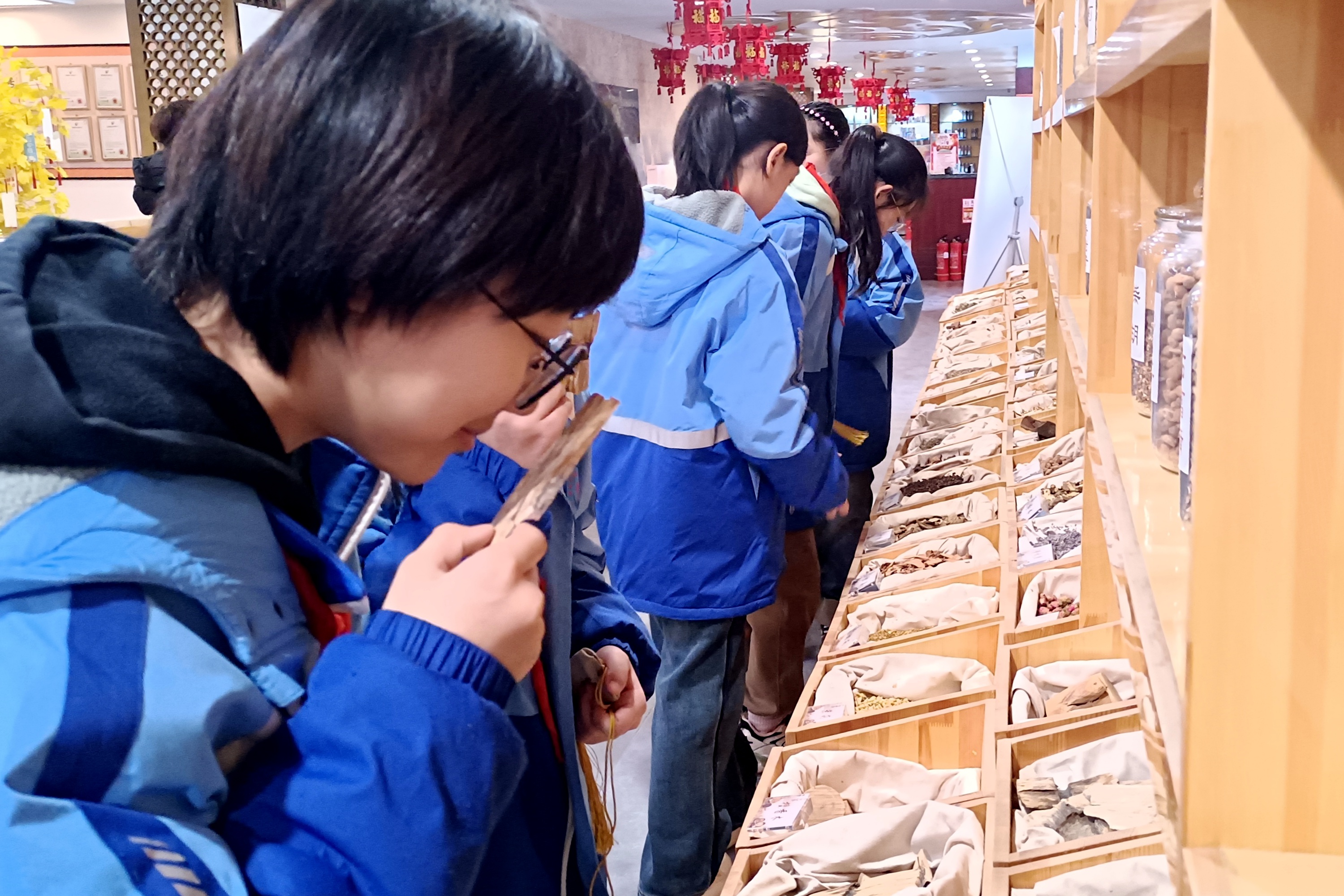 河北清苑：非遗研学 乐享假期_fororder_同学们闻香气识香材。 赵琪摄