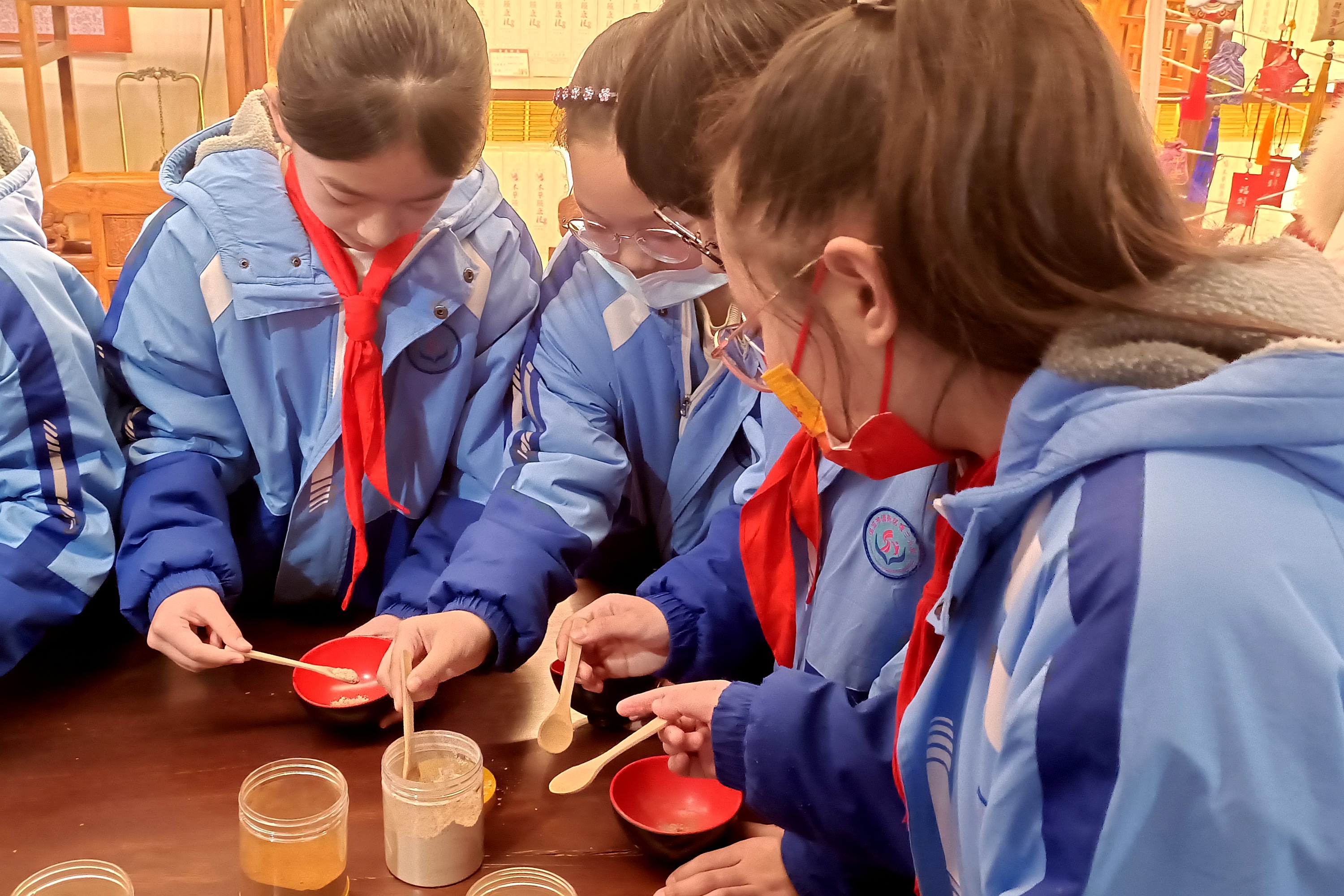 河北清苑：非遗研学 乐享假期_fororder_同学们取香粉做香囊。 赵琪摄