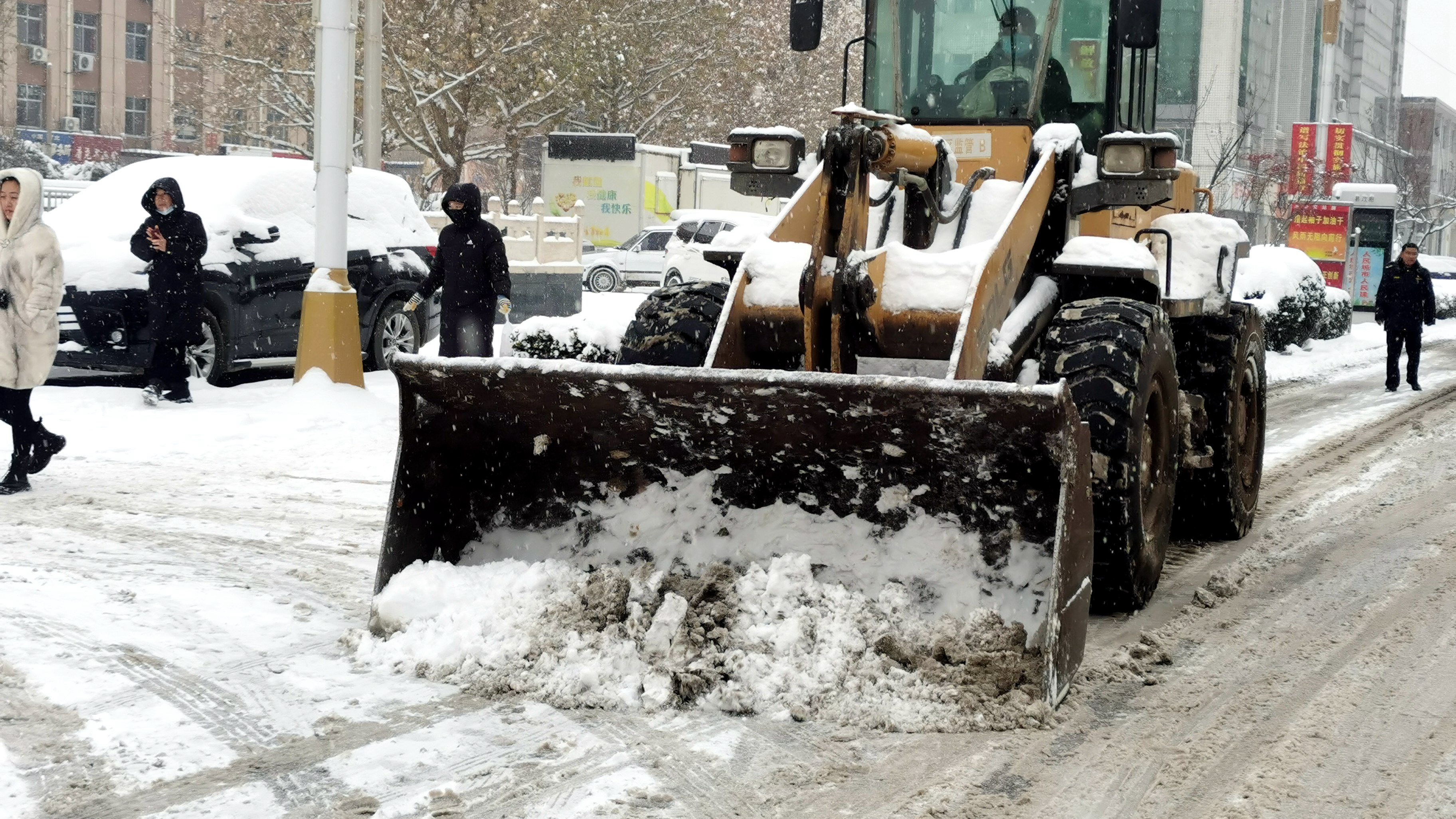 河北唐县：办好群众实事 增进民生福祉_fororder_推土机除雪，方便群众出行