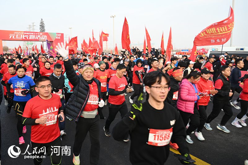 河南鄭州：萬名群眾長跑健身迎新年