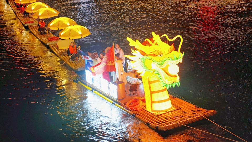 贵州思南：300米“巨龙”游江 吸引市民游客竞相观看_fororder_竹筏巨龙龙头