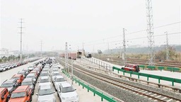 重庆：“永川造”长城坦克越野车“坐上”铁海联运专列