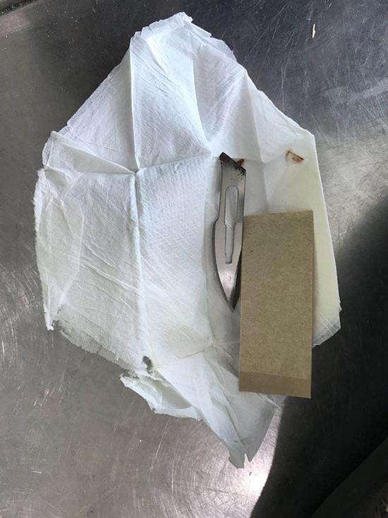 手术刀怎么换刀片男子鞋底藏手术刀片被拒登机并罚款 称需处理患处_https://www.jmylbn.com_新闻资讯_第2张