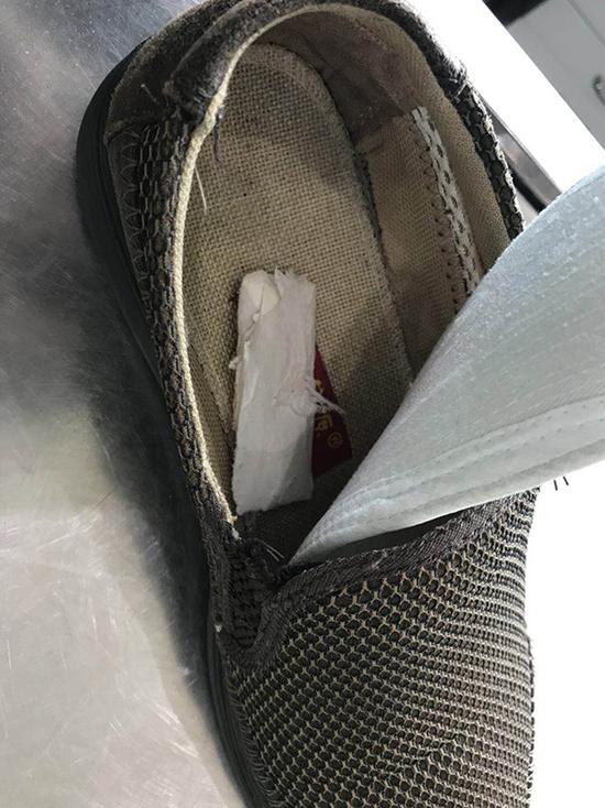 手术刀怎么换刀片男子鞋底藏手术刀片被拒登机并罚款 称需处理患处_https://www.jmylbn.com_新闻资讯_第1张