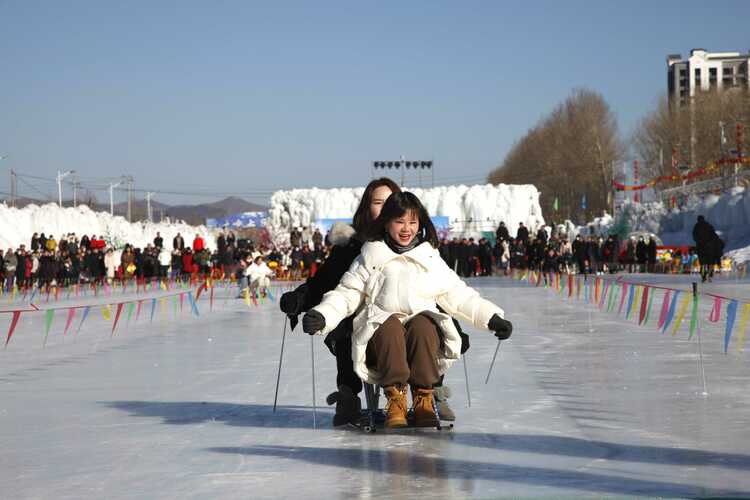 河北丰宁：让“冷资源”热起来_fororder_乡镇代表队参加冰车项目  拍摄辛荣军