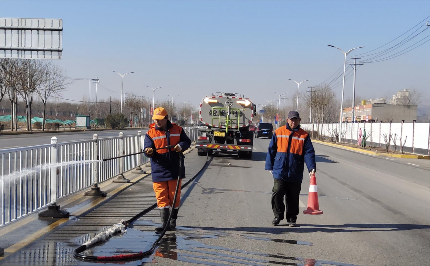 保定市满城区：市容市貌大整治 扮靓城市迎新春_fororder_环卫工人冲洗护栏 摄影 康胜