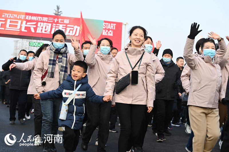 河南鄭州：萬名群眾長跑健身迎新年