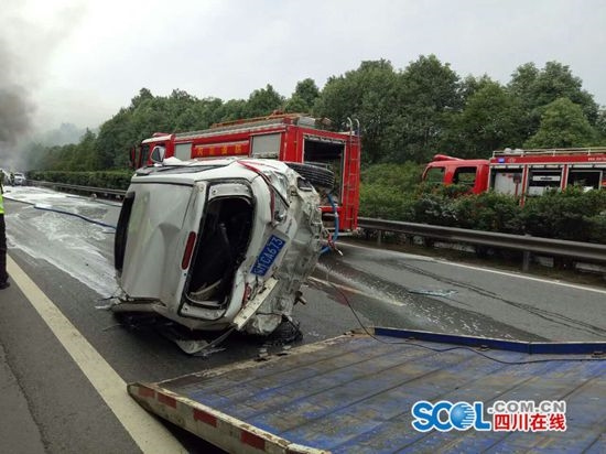 京昆高速綿陽段發生連環車禍 目擊者稱2車被燒焦