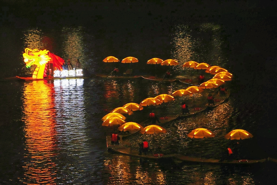 贵州思南：300米“巨龙”游江 吸引市民游客竞相观看_fororder_夜晚的竹筏巨龙