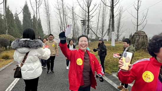 贵州修文3000余名干部职工及群众代表健步登高迎新展未来_fororder_修文3