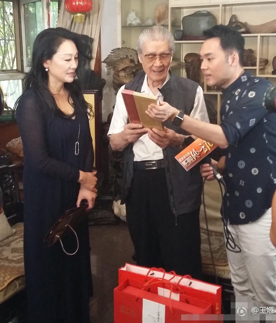 组图:王姬看望90岁“姜子牙” 忆35年师生情_娱乐_腾讯网