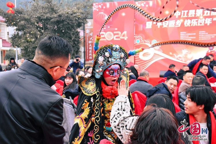 （转载）看演出吃团圆饭 四川中江这场“村”晚不一般