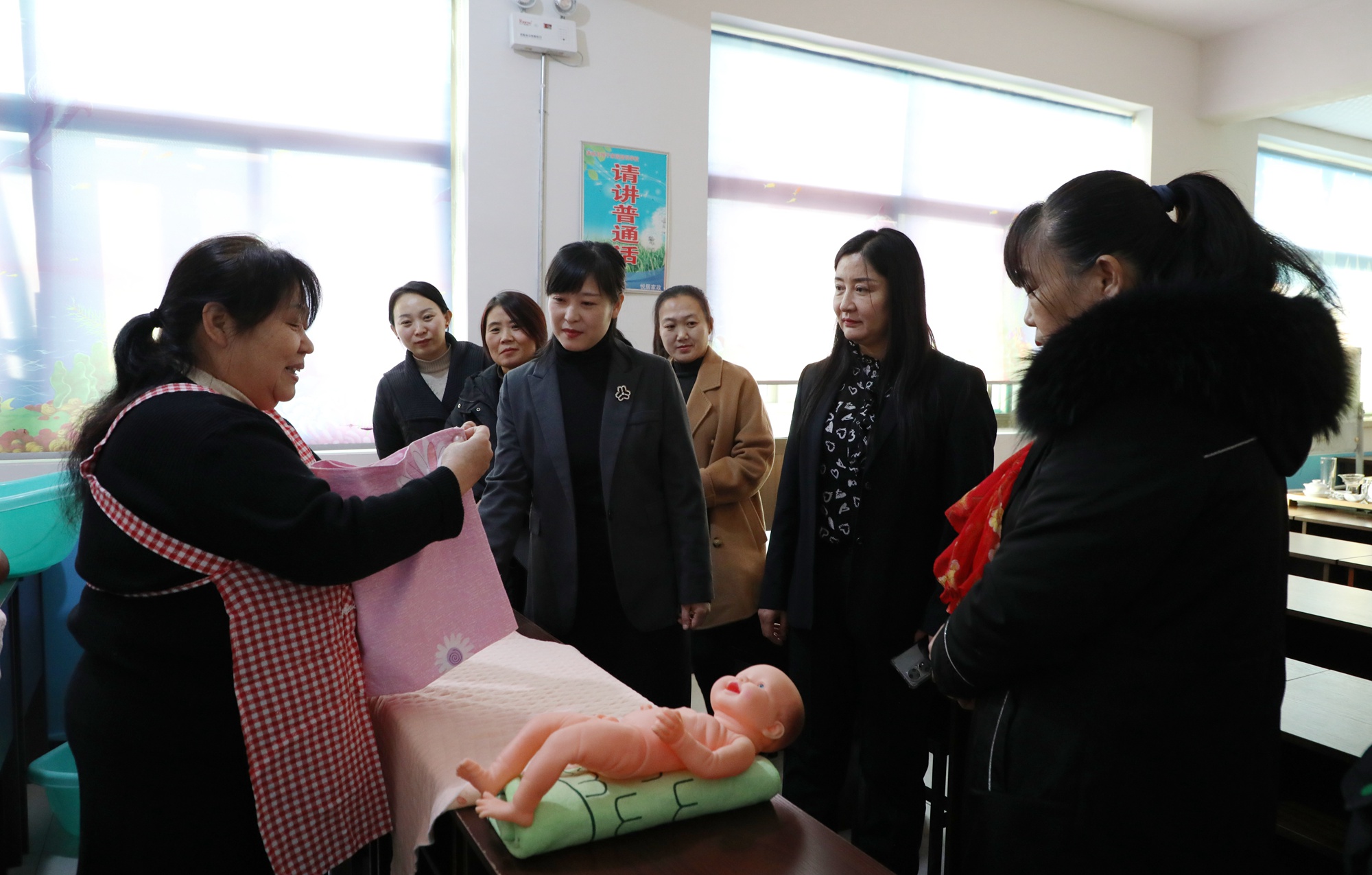 图片默认标题_fororder_巾帼家政基地老师为大家演示育婴技能   南双双 摄