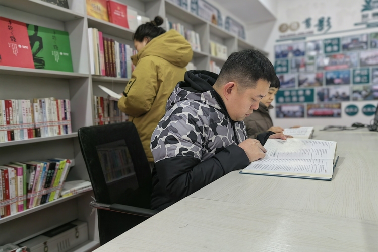 河北定兴：“送书入企”打造“城市书房”_fororder_003