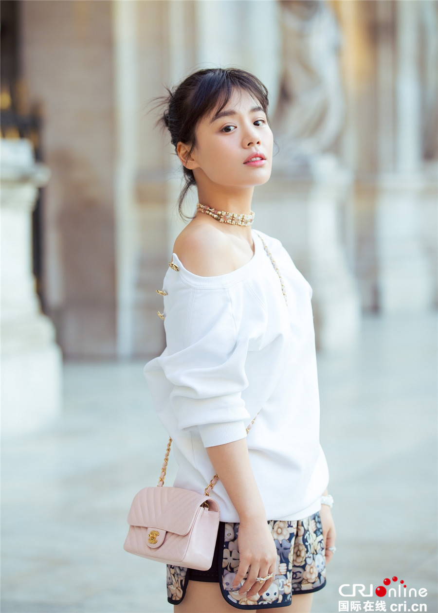 马思纯巴黎时装周看秀 香肩美腿少女纯