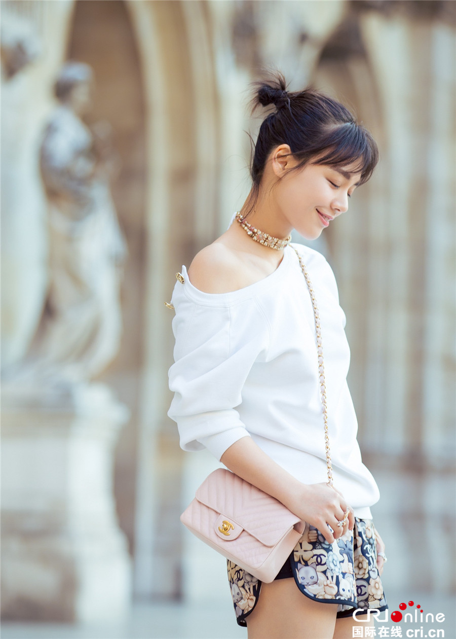 马思纯巴黎时装周看秀 香肩美腿少女纯