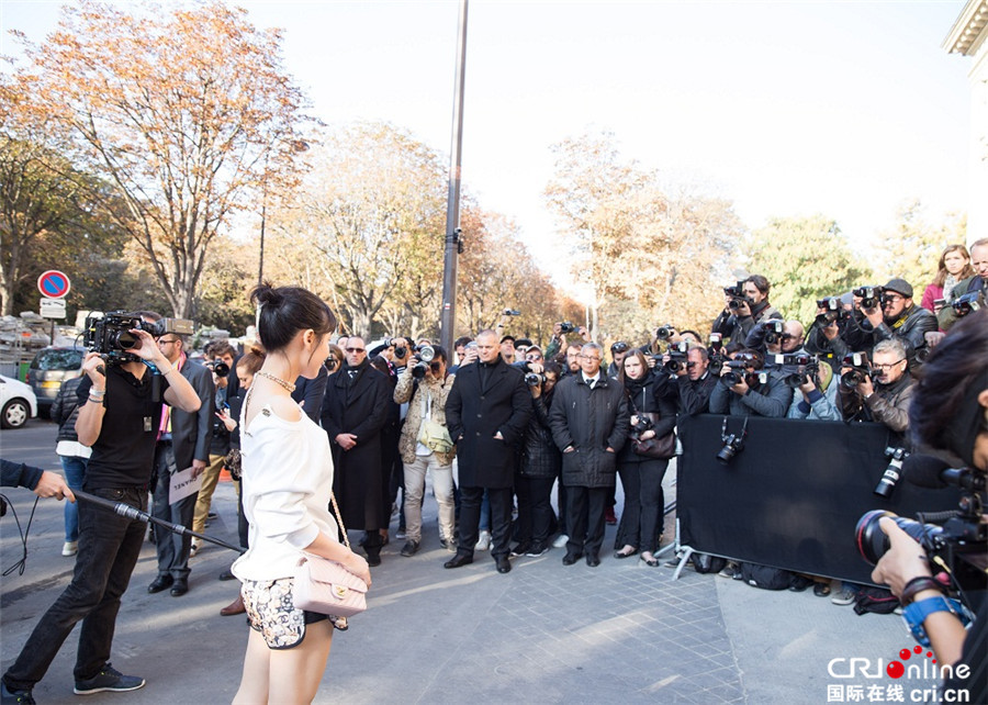 马思纯巴黎时装周看秀 香肩美腿少女纯