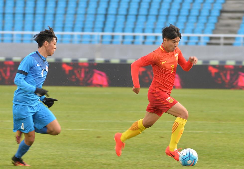 国际足球赛在呼和浩特体育场举行,中国u22男足国家队以4比1战胜新加坡