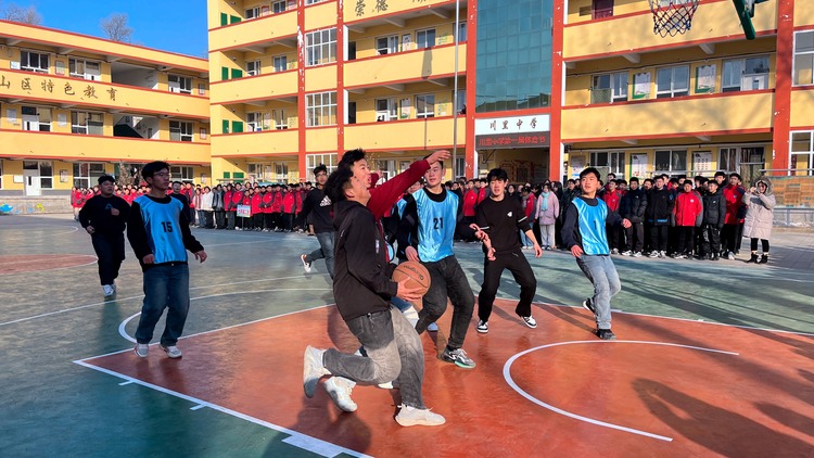 河北唐县：多彩体育活动为山村校园注入活力_fororder_篮球场上，参赛球员激情满怀、全力以赴