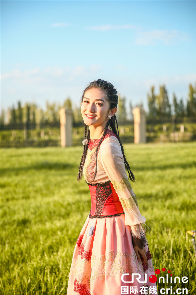 《我們來了》謝娜化身駱駝少女 “亞洲舞王”展優美舞姿