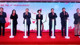 上海杨浦区举行第30届“蓝天下的至爱”活动 “温暖･爱”儿童关爱定向基金点亮