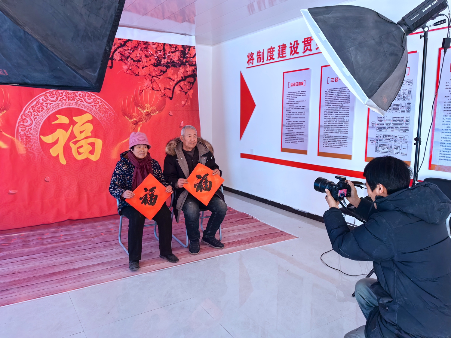 保定市满城区：送春联 拍全家福 浓墨重彩迎新春_fororder_村民们拍全家福 摄影 薛双双