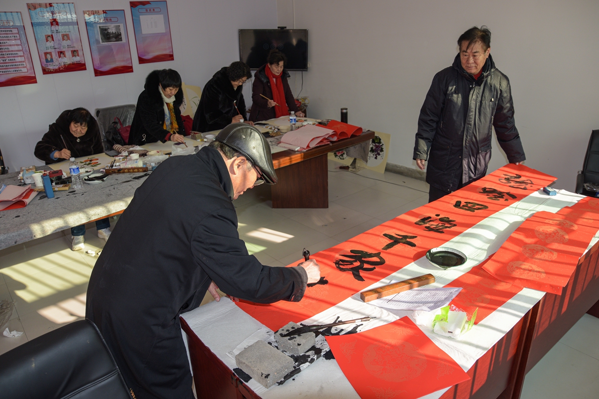 保定市满城区：送春联 拍全家福 浓墨重彩迎新春_fororder_书法家们挥毫泼墨写春联 摄影 薛双双