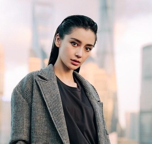 Angelababy新写真曝光 机车外套展现帅酷型格