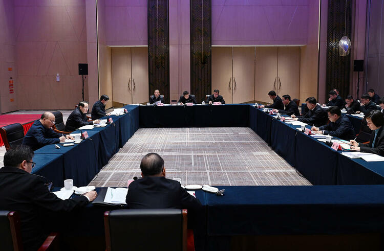 易炼红在苍南召开座谈会：深入践行“四下基层” 深化开展“大走访大调研大服务大解题”活动 实打实了解需求 硬碰硬解决问题_fororder_W020240104292235726406